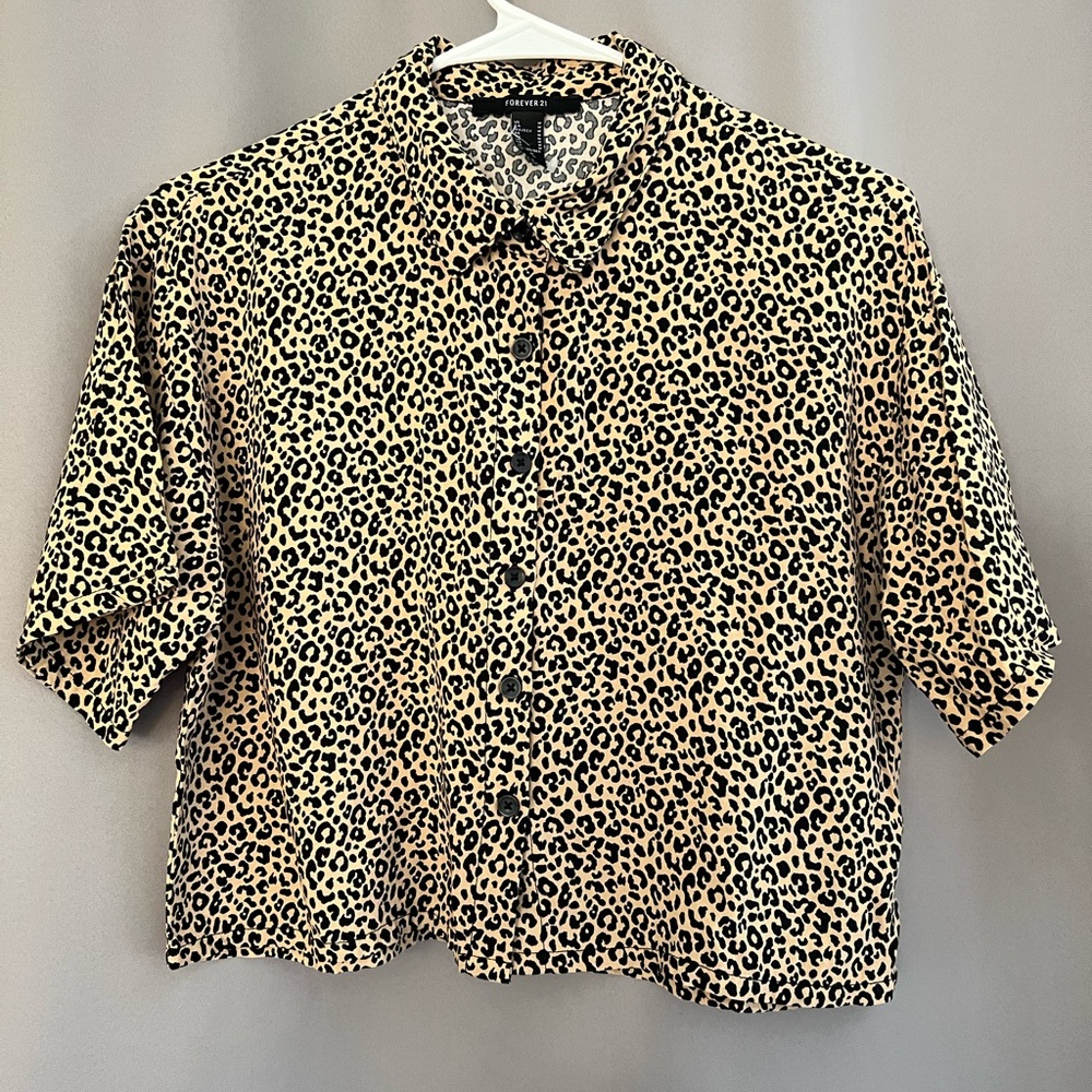 Forever 21 Cheetah print crop short sleeve button down, boxy fit, M